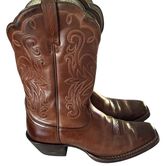 Ariat Shoes - Ariat Legend Cowboy/Cowgirl Boots men/boy size 5.5 Women’s Size 7